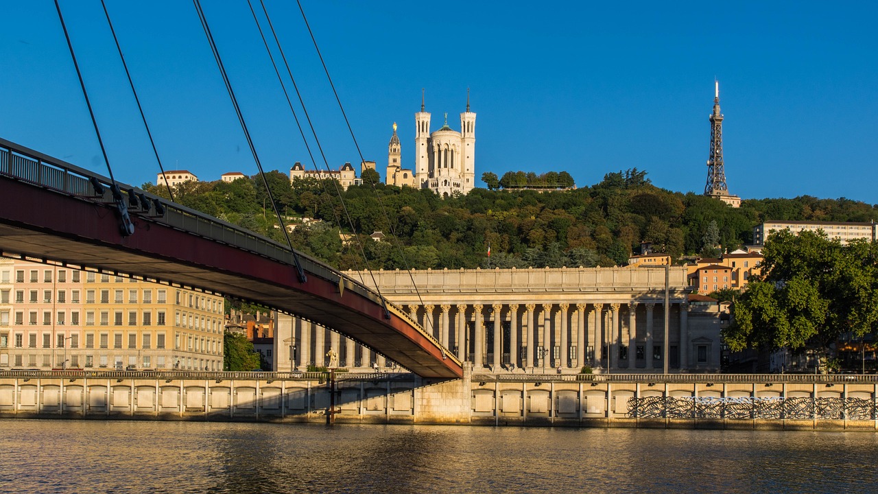 Lyon, la Sa&ocirc;ne, le palais de justice et la basilique de Fourvi&egrave;re